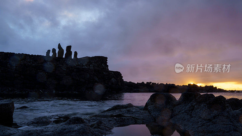 智利复活节岛(Rapa Nui/ Isla de Pascua)阿胡塔海雕像前的日落